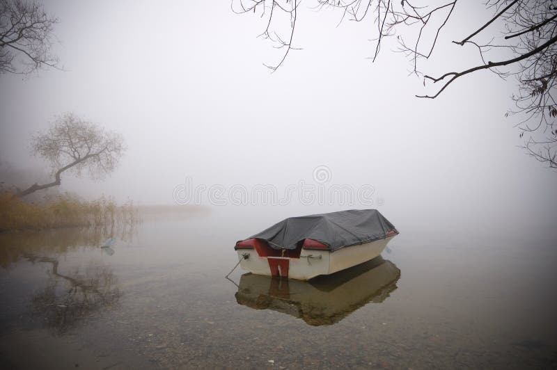 Boot in de mist stock foto. Image of bezinning, hemel 22860862