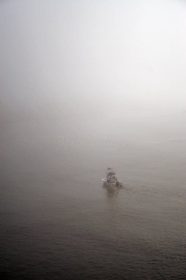 Boot in de mist stock afbeelding. Image of ochtend, portret 7703993