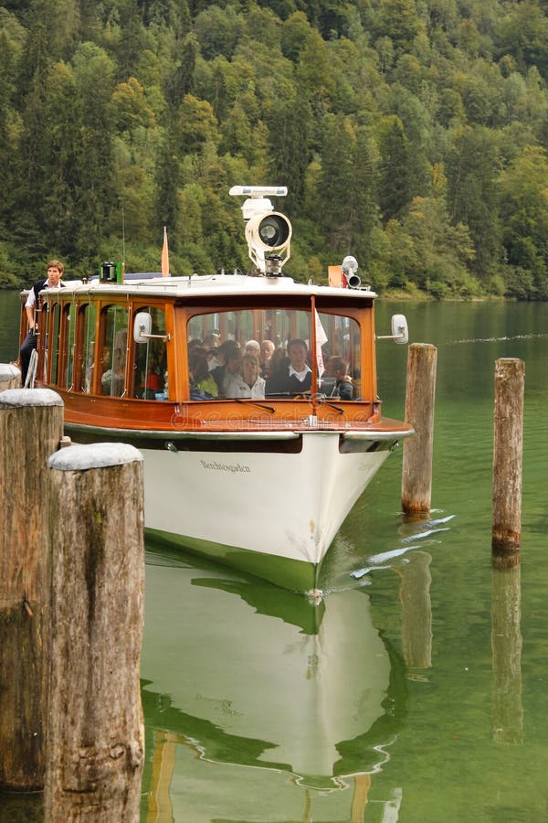 Boot die de pijler naderen bij St Bartholoma Konigssee duitsland stock fotografie Boot die de pijler naderen bij St Bartholoma Konigssee duitsland stock fotografie