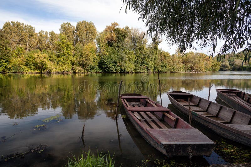 Boot in einem Fluss im Herbst lizenzfreie stockbilder Boot in einem Fluss im Herbst lizenzfreie stockbilder