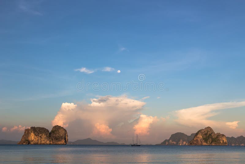 Boot en Koh Ma-eiland stock afbeeldingen Boot en Koh Ma-eiland stock afbeeldingen