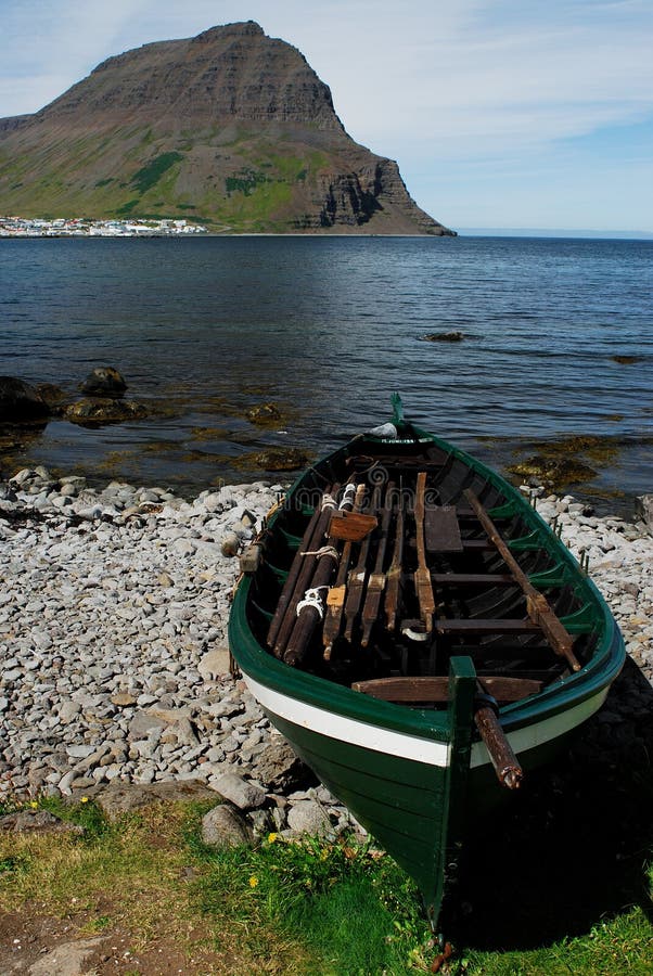 Boot in Isafjardardjup-fjord, Westfjord, IJsland royalty-vrije stock foto Boot in Isafjardardjup-fjord, Westfjord, IJsland royalty-vrije stock foto