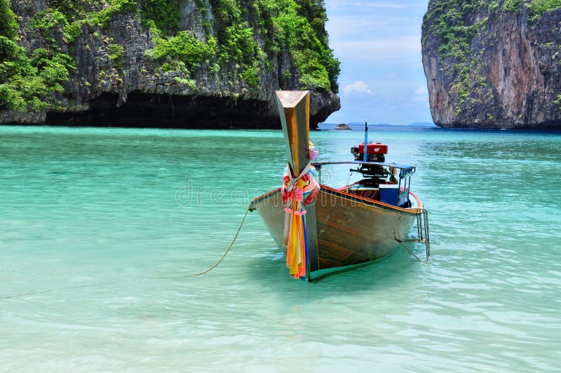 Boot op het strand bij Koh phi phi eiland Phuket, Thailand royalty-vrije stock afbeelding Boot op het strand bij Koh phi phi eiland Phuket, Thailand royalty-vrije stock afbeelding