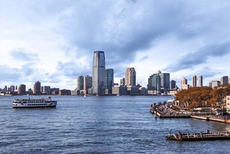 Boot op Hudson River met Voetgang stock afbeeldingen Boot op Hudson River met Voetgang stock afbeeldingen