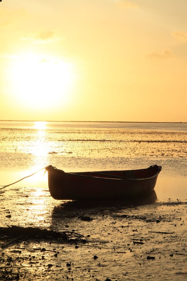 Boot op zonsondergangoverzees stock afbeeldingen Boot op zonsondergangoverzees stock afbeeldingen