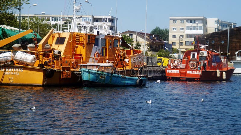 Boote auf einem Dock Boote der kommerziellen Fischerei angekoppelt in Mangalia-Hafen stockbilder Boote auf einem Dock Boote der kommerziellen Fischerei angekoppelt in Mangalia-Hafen stockbilder
