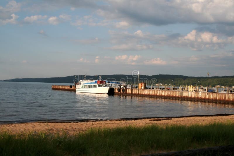 Boote auf Seeufer lizenzfreies stockbild