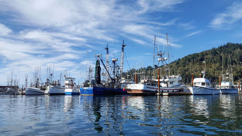Boote durch die Docks in Tillamook-Bucht Oregon stockfotos Boote durch die Docks in Tillamook-Bucht Oregon stockfotos