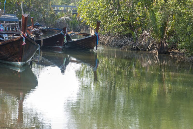 3 Boote geparkt in den kleinen Kanälen lizenzfreie stockbilder 3 Boote geparkt in den kleinen Kanälen lizenzfreie stockbilder