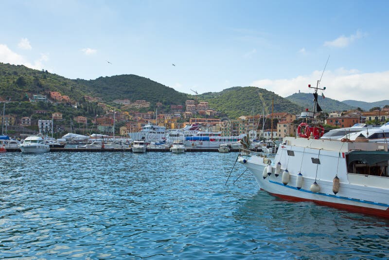 Boote im Hafen, Porto Santo Stefano lizenzfreies stockbild Boote im Hafen, Porto Santo Stefano lizenzfreies stockbild