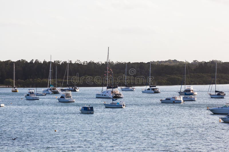 Boote machten auf dem Wasser am Hafen Stephens, nahe Newcastle, Australien fest lizenzfreie stockbilder Boote machten auf dem Wasser am Hafen Stephens, nahe Newcastle, Australien fest lizenzfreie stockbilder