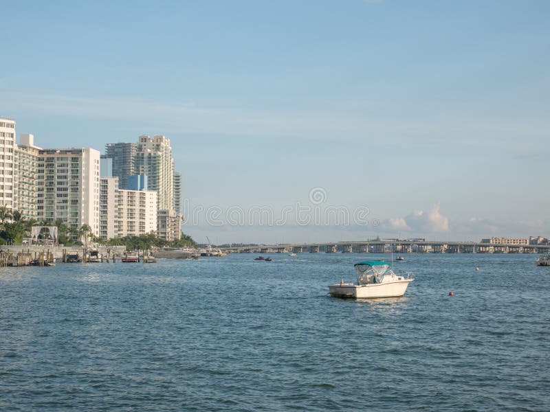 Boote parkiert an der benachbarten Marina Meloy Channel Miami Beach, Florida, Vereinigte Staaten stockbild Boote parkiert an der benachbarten Marina Meloy Channel Miami Beach, Florida, Vereinigte Staaten stockbild