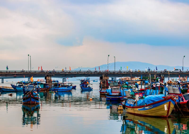 Boote stehen im Fluss lizenzfreies stockfoto Boote stehen im Fluss lizenzfreies stockfoto