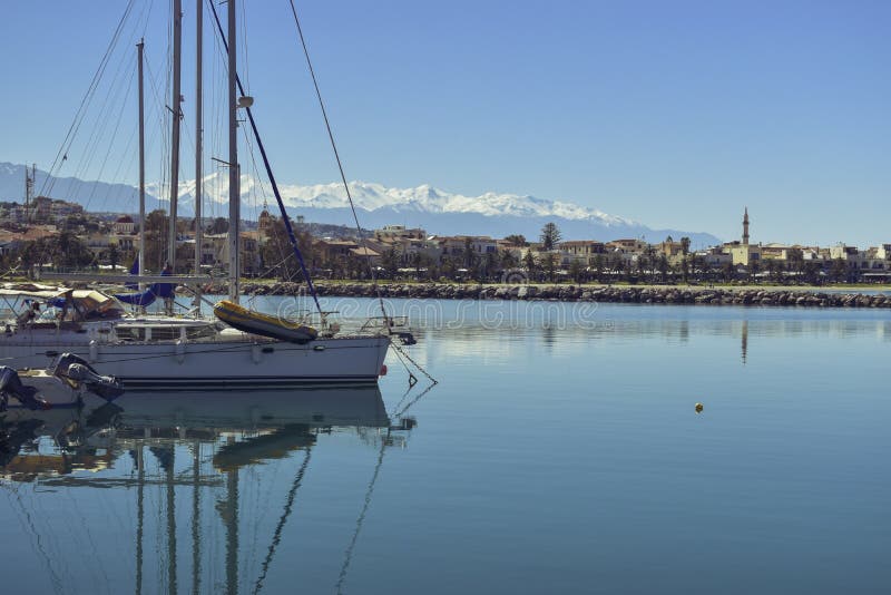 Boote und Yachten im Hafen stockfotografie Boote und Yachten im Hafen stockfotografie