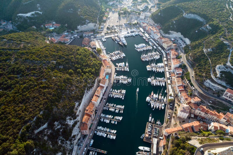 Boote und Yachten im Jachthafen von Bonifacio, Korsika-Insel lizenzfreie stockbilder Boote und Yachten im Jachthafen von Bonifacio, Korsika-Insel lizenzfreie stockbilder