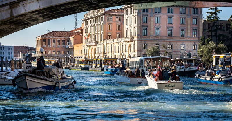 Bootsansammlung auf Grand Canal in Venedig, Italien lizenzfreie stockbilder Bootsansammlung auf Grand Canal in Venedig, Italien lizenzfreie stockbilder