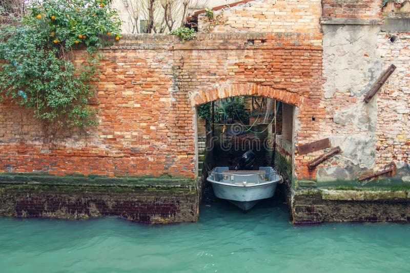 Bootsgarage stockbild. Bild von architektur, struktur - 34581427