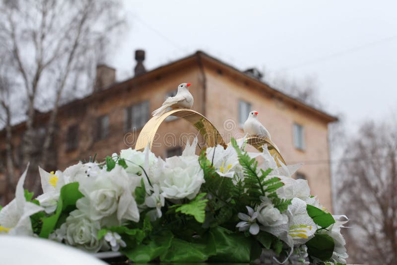 Boquet delle decorazioni di nozze con gli anelli degli uccelli fotografia stock Boquet delle decorazioni di nozze con gli anelli degli uccelli fotografia stock