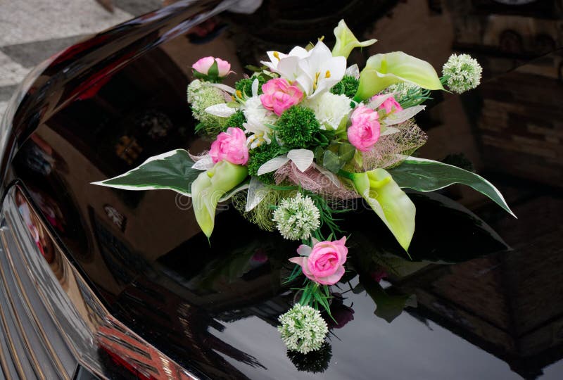 Boquet di nozze sul cappuccio costoso dell'automobile fotografia stock Boquet di nozze sul cappuccio costoso dell'automobile fotografia stock