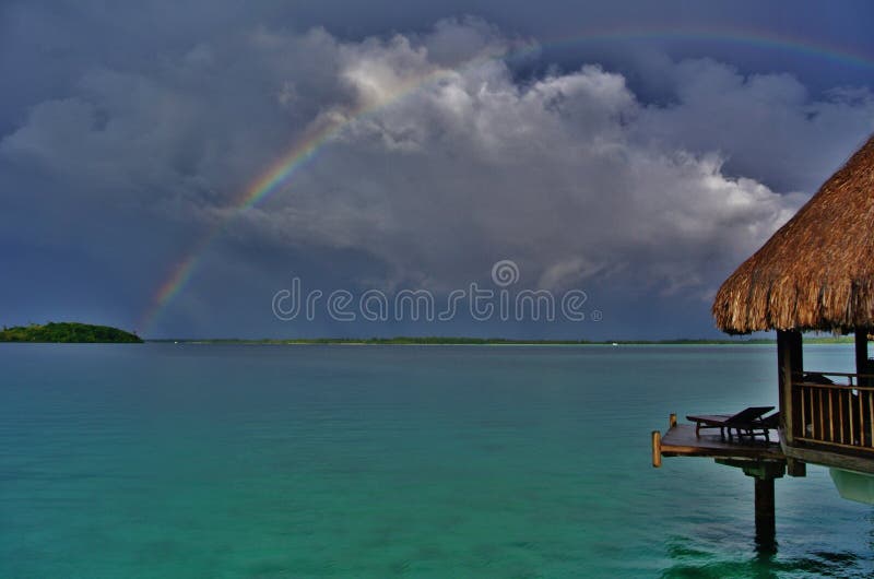 Bora Bora, arcobaleno sopra la laguna con il bungalow immagine stock Bora Bora, arcobaleno sopra la laguna con il bungalow immagine stock