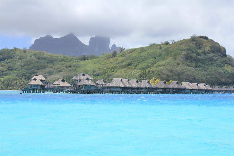 Bora Bora-de bungalowwen en zetten Otemanu op
