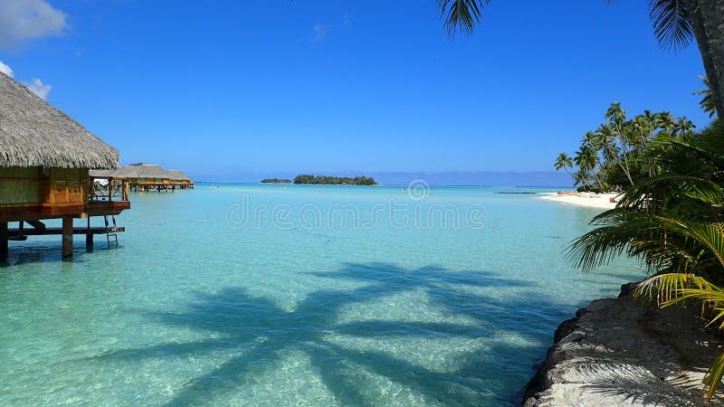 Bora Bora и голубая лагуна с водой во фронте, Французской Полинезией cristalline стоковая фотография Bora Bora и голубая лагуна с водой во фронте, Французской Полинезией cristalline стоковая фотография