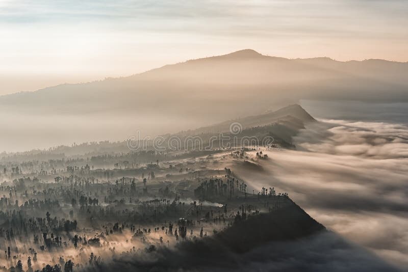 Bord de la caldeira de Bromo dans le brouillard photographie stock libre de droits Bord de la caldeira de Bromo dans le brouillard photographie stock libre de droits