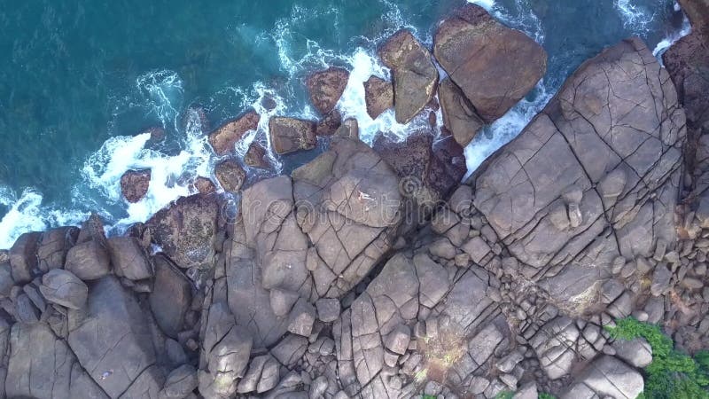 Bord de mer avec vagues et rochers et femme pratiquant le yoga banque de vidéos Bord de mer avec vagues et rochers et femme pratiquant le yoga banque de vidéos