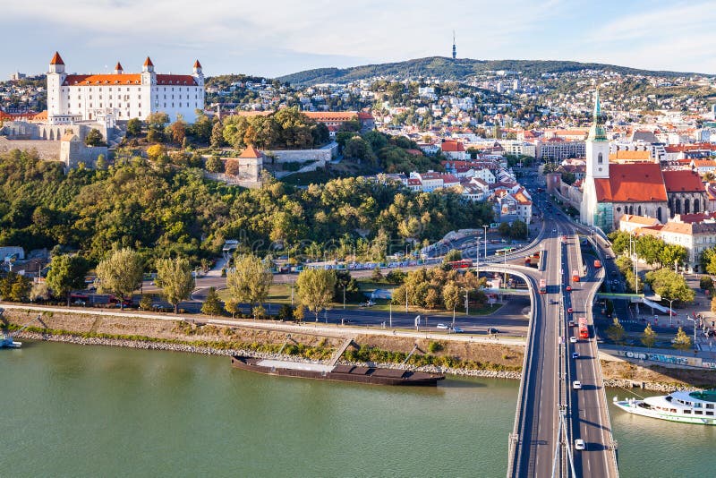 Bord de mer de Danube, pont de SNP, ville de Bratislava photo libre de droits Bord de mer de Danube, pont de SNP, ville de Bratislava photo libre de droits