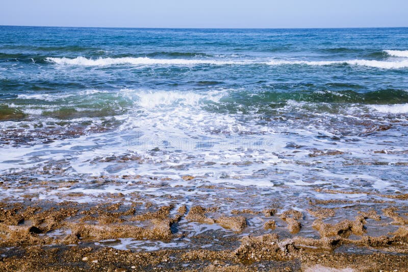 Borda da ?gua Vista fantástica de ondas do mar em raios do sol como o símbolo do recurso, do verão e das férias fotos de stock Borda da ?gua Vista fantástica de ondas do mar em raios do sol como o símbolo do recurso, do verão e das férias fotos de stock