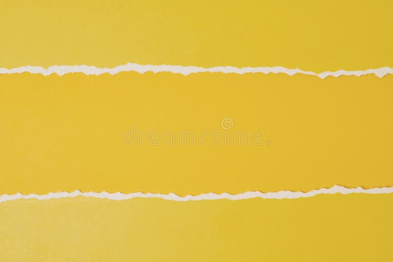 Borde de papel rasgado con fondo de color amarillo para el espacio de copia