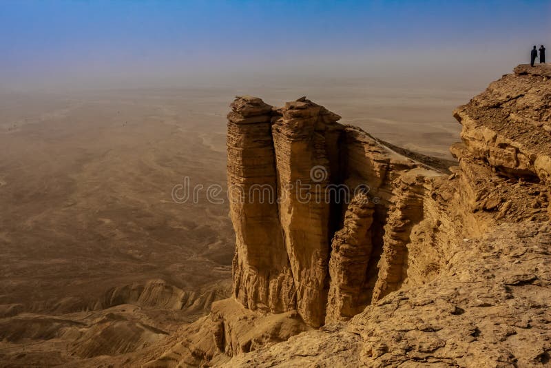Borde del mundo, un destino turístico popular cerca de Riad, la Arabia Saudita