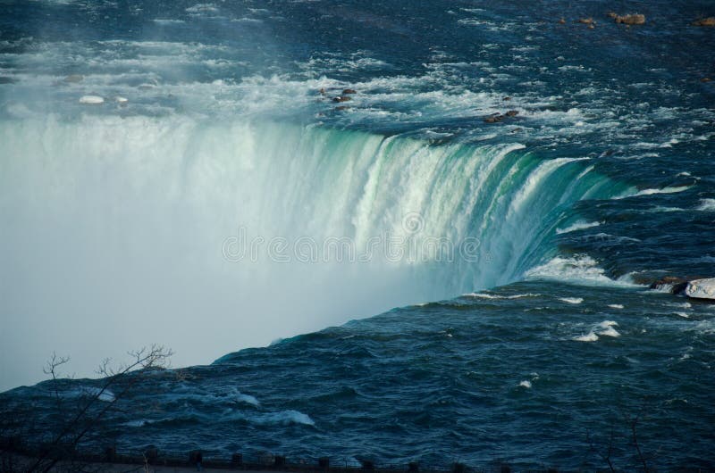 Borde superior de las caídas de herradura famosas de Niagara Falls imagen de archivo Borde superior de las caídas de herradura famosas de Niagara Falls imagen de archivo