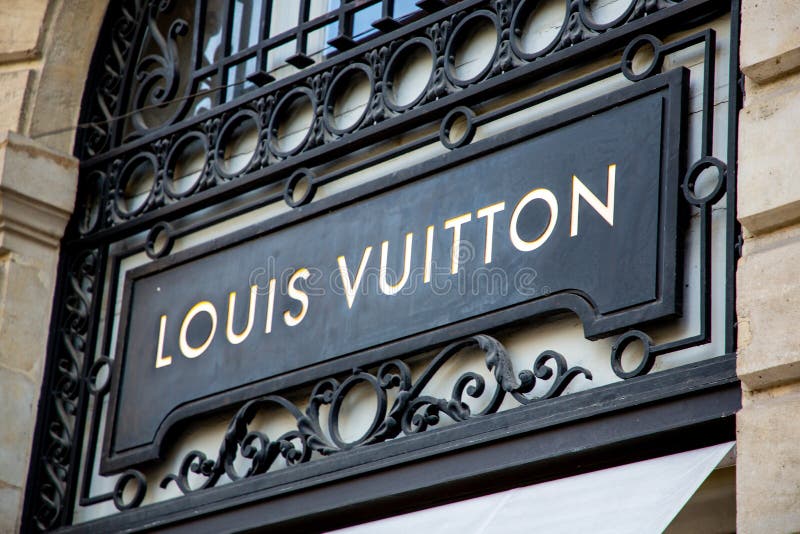 Bordeaux , Akwitania / Francja - 11 30 2019 : Logo Louis Vuitton Retail Store Luksusowe torby na zakupy zdjęcie royalty free Bordeaux , Akwitania / Francja - 11 30 2019 : Logo Louis Vuitton Retail Store Luksusowe torby na zakupy zdjęcie royalty free