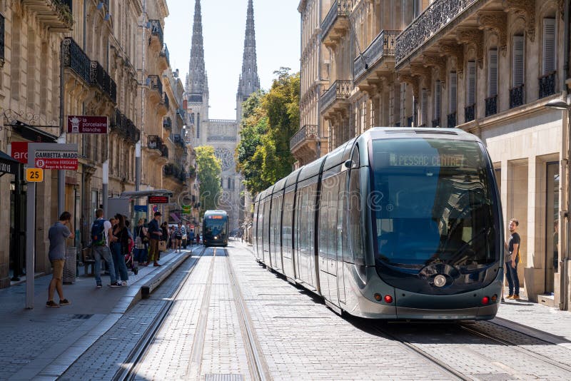 Bordeaux, Aquitaine/France - 11 19 2019 : Den moderna stadens spårvagnslinje med el på gatorna i Bordeaux France