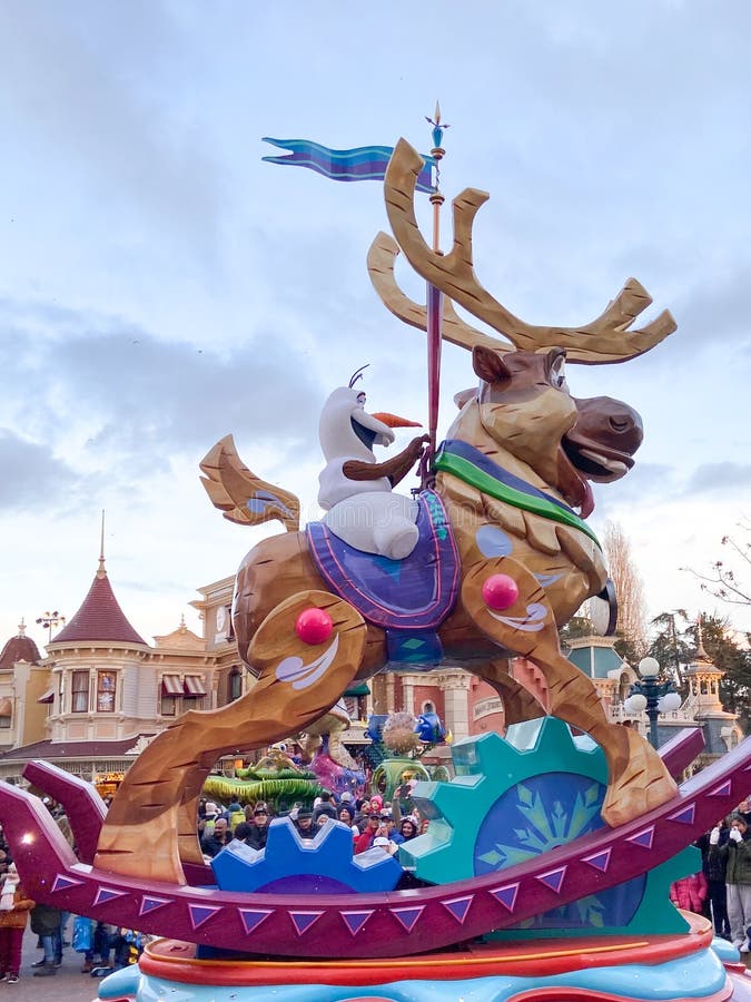 Disney OLAF Snowman Frozen during the Parade in Disneyland Paris Park Marne-la- Editorial Stock Photo - Image of children: 210952993