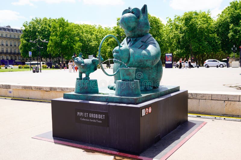 Exhibition Le chat deambule The cat walks statue sculpture with funny dog in Bordeaux