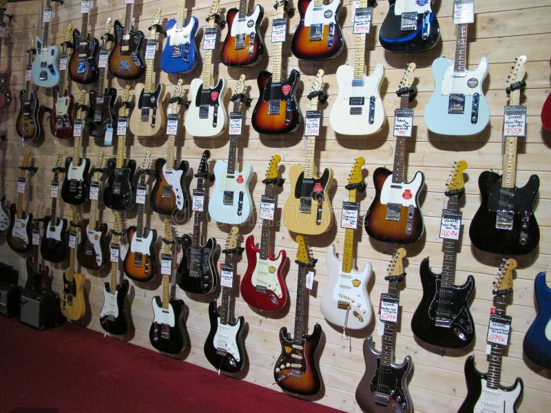 Bordeaux aquitaine france 03 03 2020 : gitarrer i musikbutiken, många elektriska gitarrer som är i kontakt med butiken