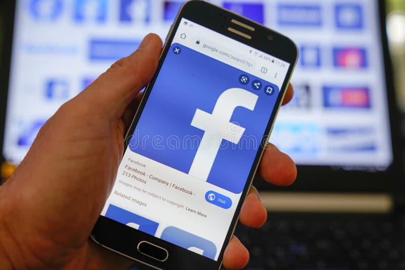 Bordeaux, Aquitaine/France - 10 11 2019 : Man ansluter från Facebook smartphone bärbar dator med socialt medienätverk