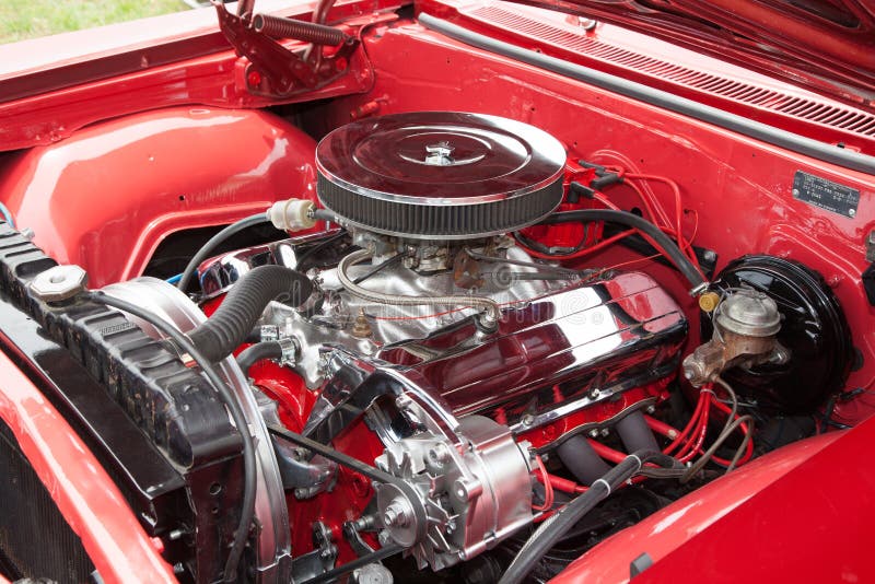 Bordeaux, Aquitaine/France - 11 07 2019 : motor med uppgifter om motorn i en klassisk bil royaltyfri fotografi Bordeaux, Aquitaine/France - 11 07 2019 : motor med uppgifter om motorn i en klassisk bil royaltyfri fotografi