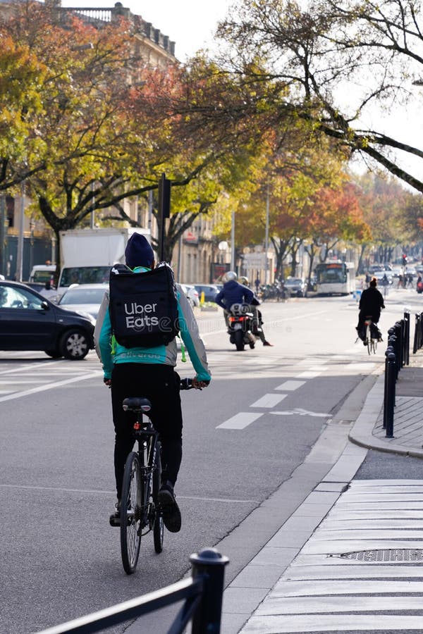 L'uber Mange Le Livreur De Vélo Avec Des Ubereats De Sac à Dos