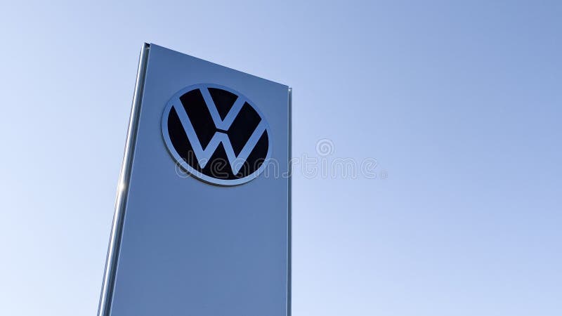 VW-Logo auf schwarz redaktionelles stockfoto. Bild von betrügen - 252378643