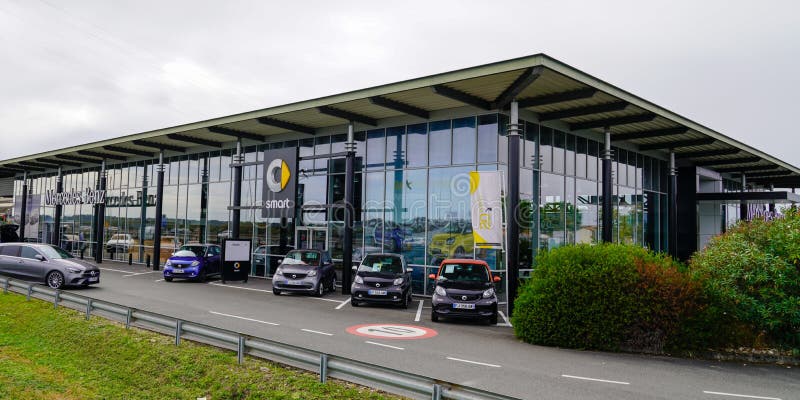 Bordeaux , Aquitaine / Francia - 10 novembre 2019 : negozio di cartoline di vendita di autoveicoli intelligenti - negozio tedesco fotografia stock libera da diritti Bordeaux , Aquitaine / Francia - 10 novembre 2019 : negozio di cartoline di vendita di autoveicoli intelligenti - negozio tedesco fotografia stock libera da diritti