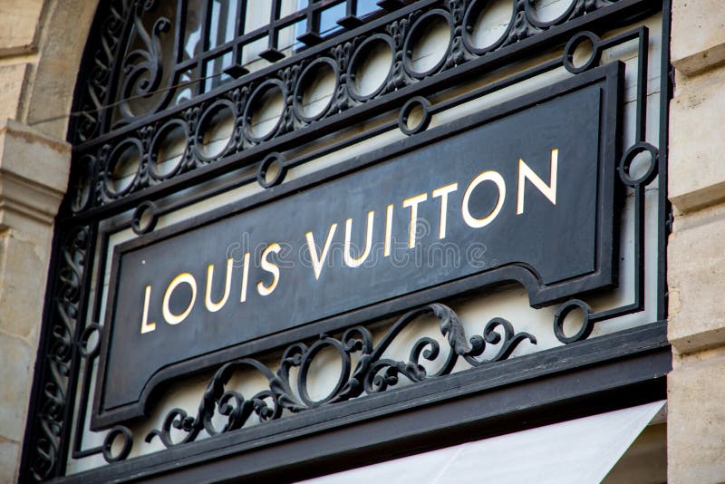 Lyon, Frankreich - 26. Februar 2017: Louis Vuitton-zeichen Auf Einer Wand. Louis  Vuitton Ist Ein Französisches Unternehmen, Das Auf Modeaccessoires  Spezialisiert Ist Lizenzfreie Fotos, Bilder und Stock Fotografie. Image  78214241.