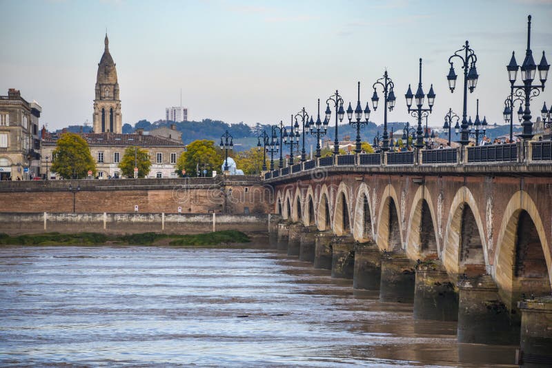Bordeaux france pont de pierre bridge över garonnefloden i bordeaux nouvelle aquitane gironde