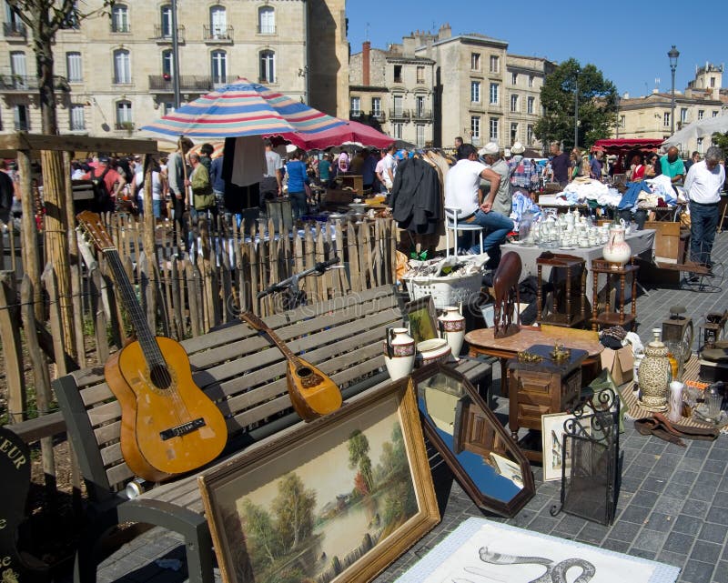 BORDEAUX, FRANCE - 6 SEPTEMBRE 2015 : Marché aux puces placé au centre du Bordeaux, l'Aquitaine, France, septembre 2015 photos libres de droits BORDEAUX, FRANCE - 6 SEPTEMBRE 2015 : Marché aux puces placé au centre du Bordeaux, l'Aquitaine, France, septembre 2015 photos libres de droits