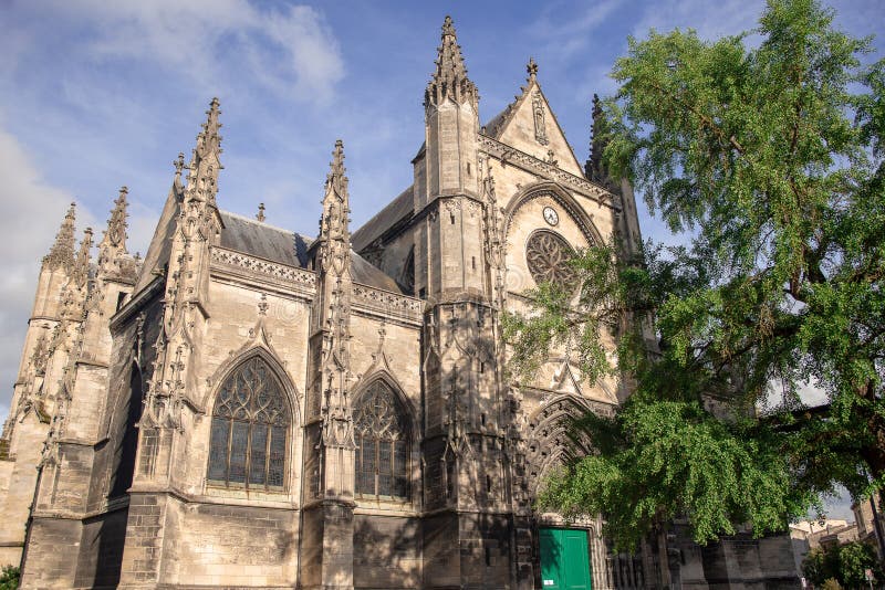 Bordeaux, Frankreich - 6. Juni 2017: Schöner blauer Himmel an Basilique-Saint-Michel ist eine der berühmtesten Anziehungskräfte d stockfotos Bordeaux, Frankreich - 6. Juni 2017: Schöner blauer Himmel an Basilique-Saint-Michel ist eine der berühmtesten Anziehungskräfte d stockfotos