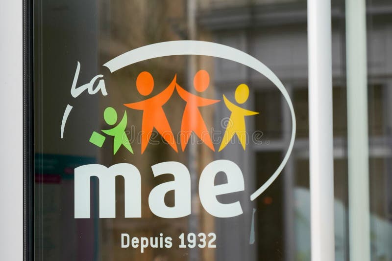 Bordeaux l'Aquitaine France 06 01 2020 : Les mae signent le logo mutuelle assurance de leducation buildin Français dans le bureau