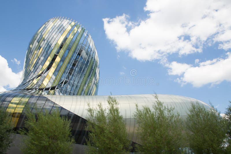 Bordeaux, nouvelle l'Aquitaine/France - 06 20 2018 : Le Bordeaux nouveau citent du Vin que maire Alain Juppé a proclamé un Gugge photographie stock Bordeaux, nouvelle l'Aquitaine/France - 06 20 2018 : Le Bordeaux nouveau citent du Vin que maire Alain Juppé a proclamé un Gugge photographie stock