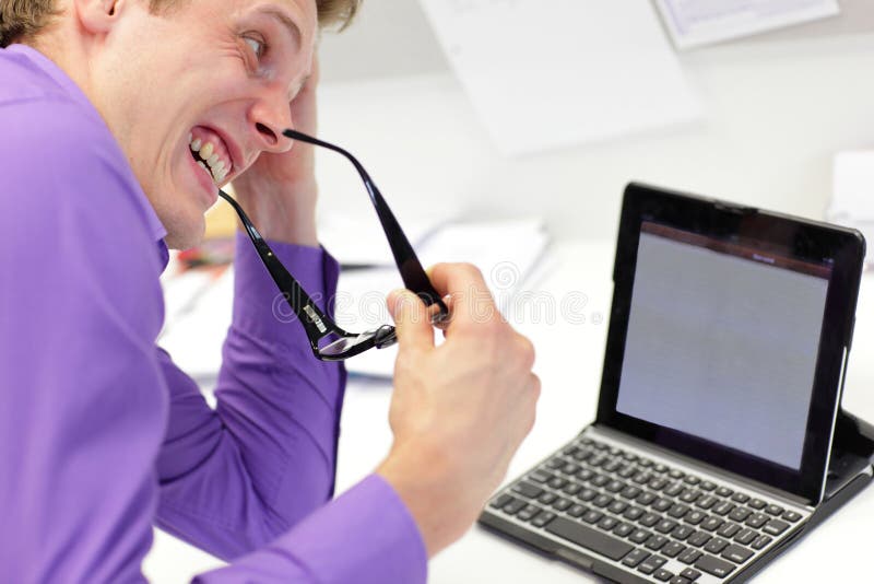 Bordes penetrantes subrayados del hombre de negocios de los vidrios del ojo foto de archivo Bordes penetrantes subrayados del hombre de negocios de los vidrios del ojo foto de archivo